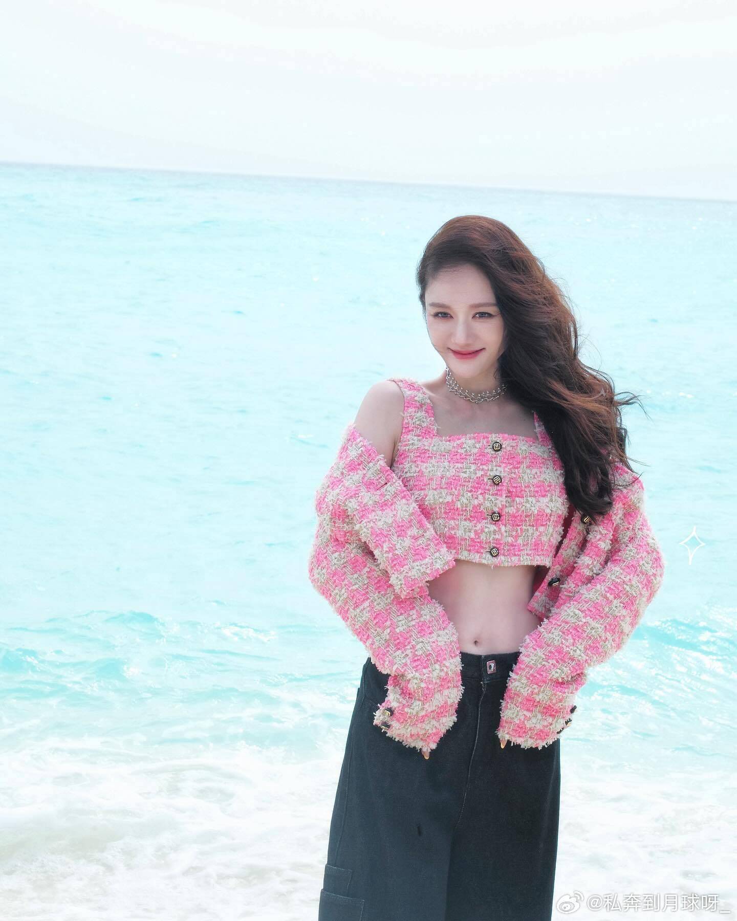 陈乔恩度假照自称胖了5斤,过年就要吃好喝好,就算胖了也很漂亮