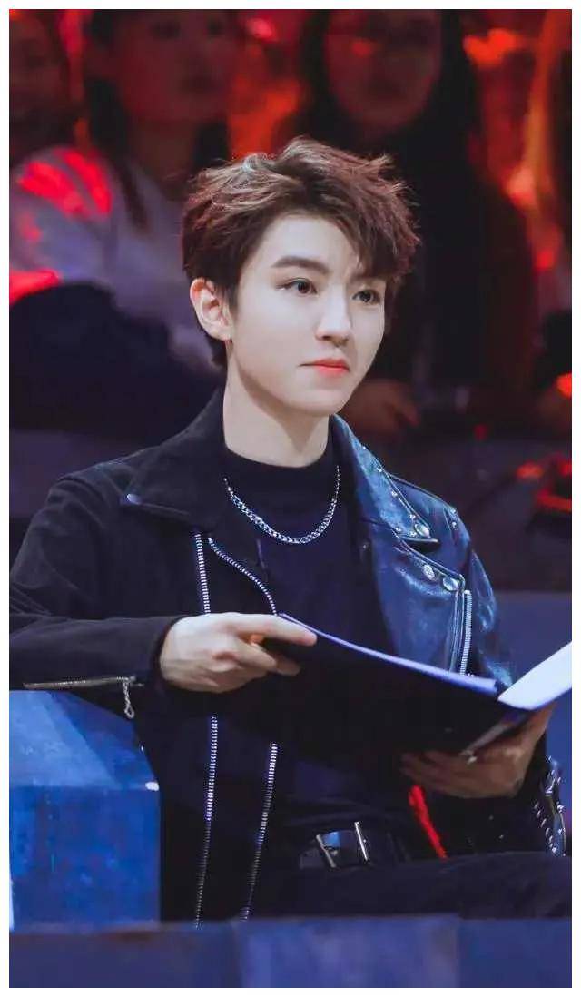 王俊凯疑似恋情传闻!经纪人杨柳响应否认,网友热议._质疑_明星_形象