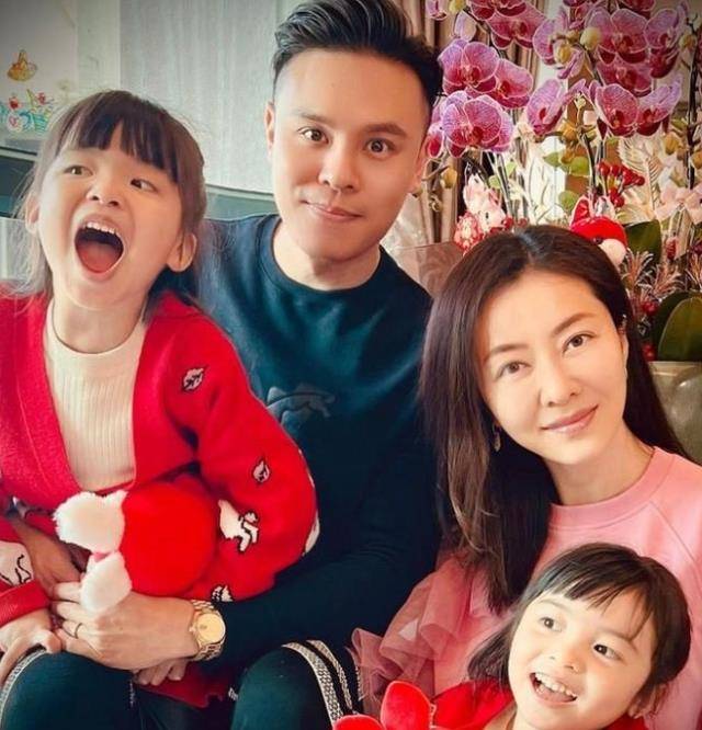 熊黛林双胞胎女儿模样变了,一家四口幸福合照,两女儿越来越可爱_网友