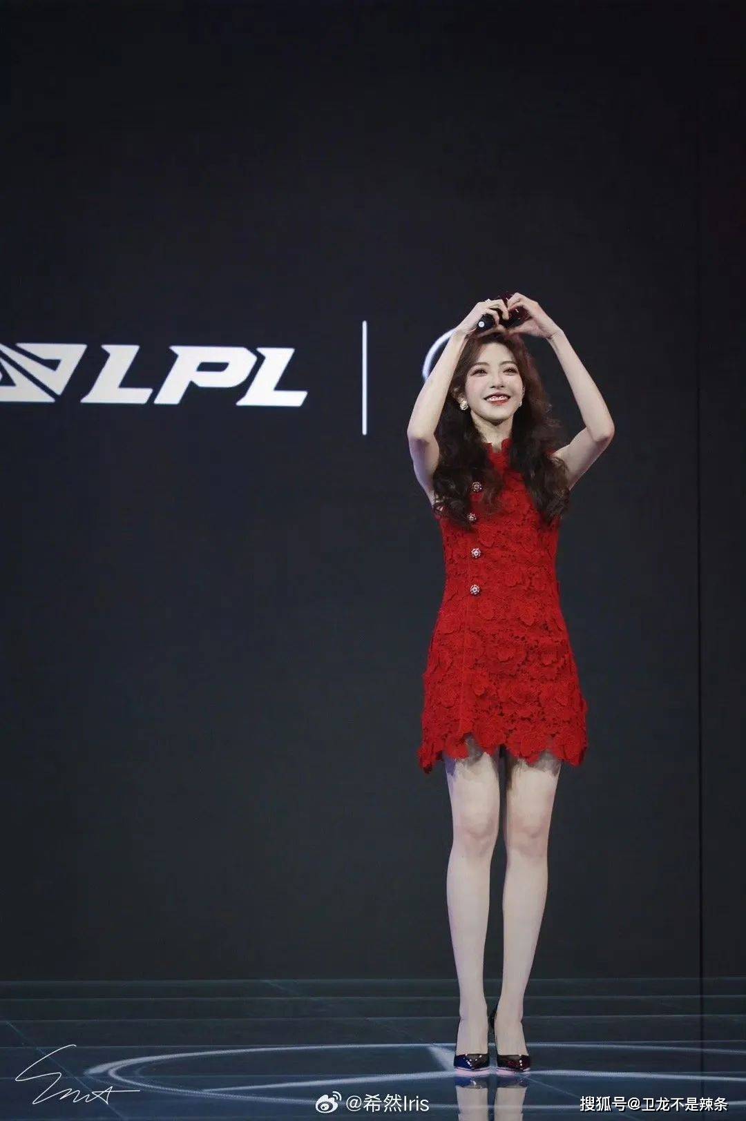 rita黑s穿搭曝光,网友狂赞高级感!解说颜值与实力兼备?