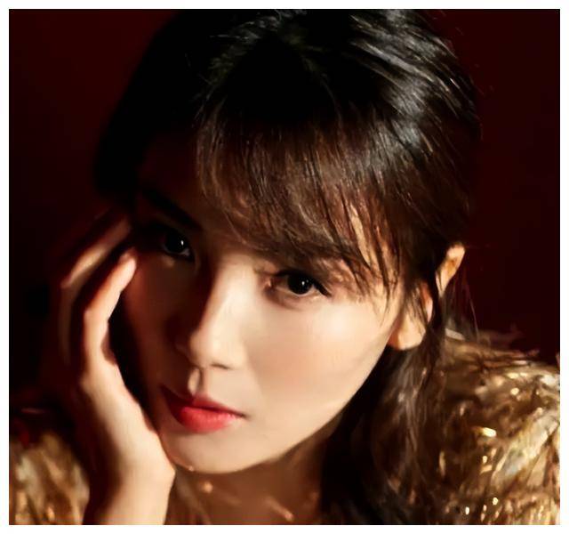 刘涛素颜曝光,脸部现深法令纹,性感形象瞬间消失,差异甚大.