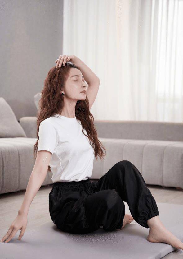 吴昕参加《乘风》更会"扮嫩"?