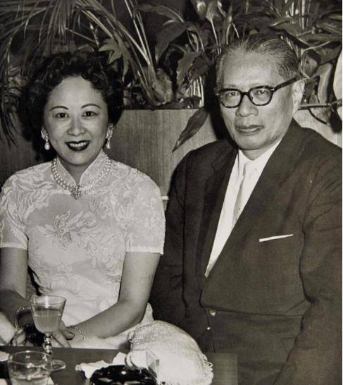 而盛爱颐则留在国内,在岁月的长河中颠沛流离.