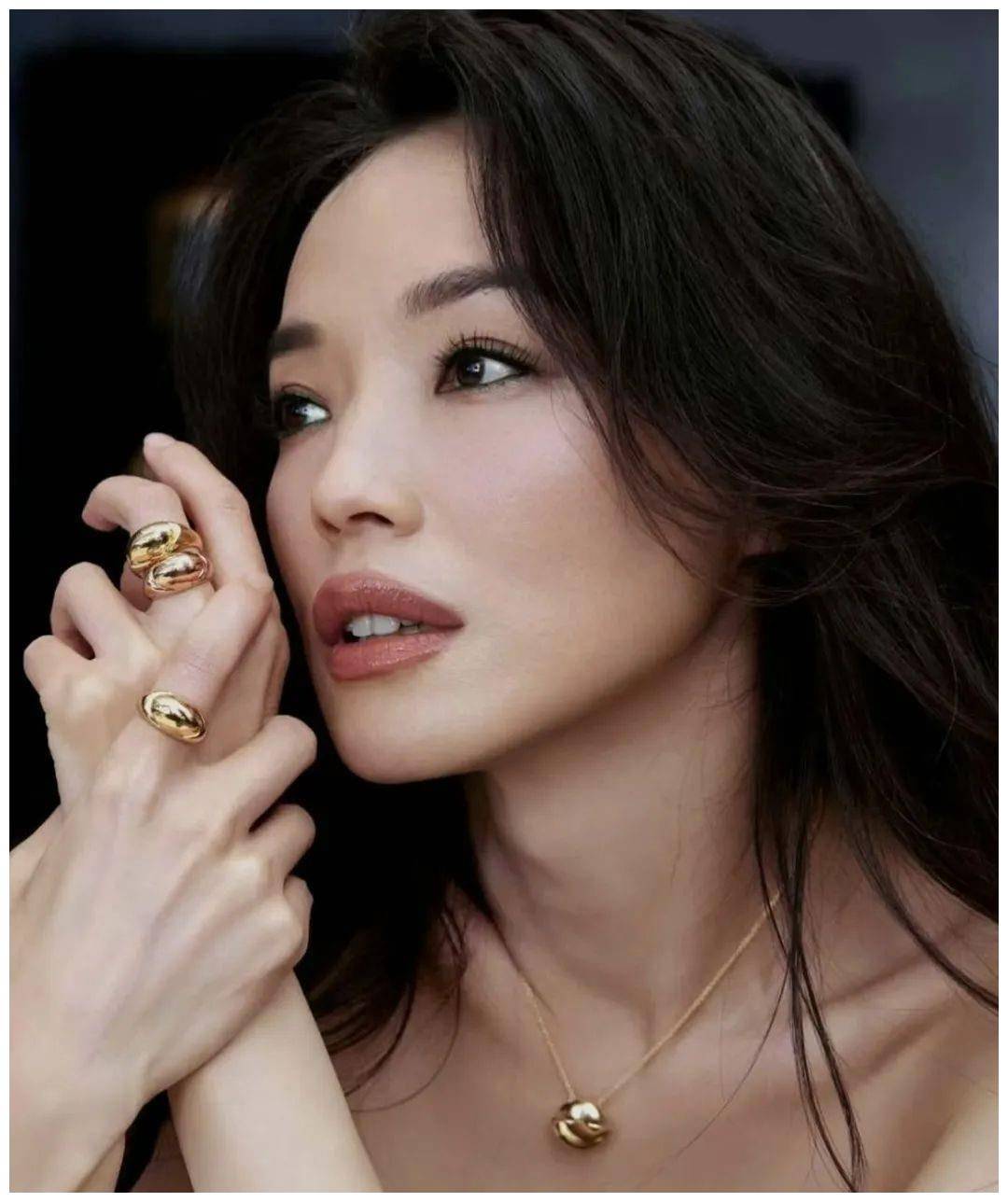 48岁舒淇近照皮肤严重过敏,手臂红肿明显,身体状况令粉丝担心_状态