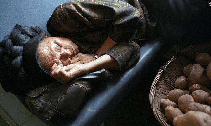 全国票价最便宜的列车,车内卖菜称肉宛如集市,仿佛回到30年前_火车