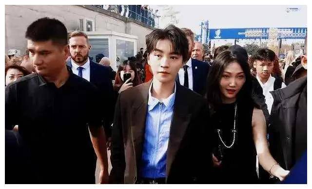 王俊凯与经纪人杨柳恋情传闻,网友热议!_明星_关系_照片