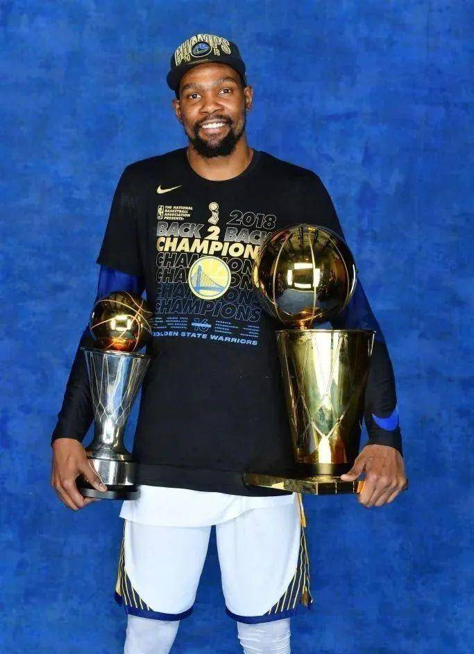 杜兰特的fmvp无可争议.17总决赛场均35.2分8.2篮板5.