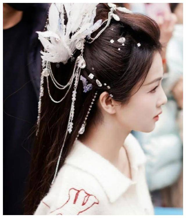 白鹿粉衣古装仙气十足,古装发型如仙气萦绕,网友纷纷热议.