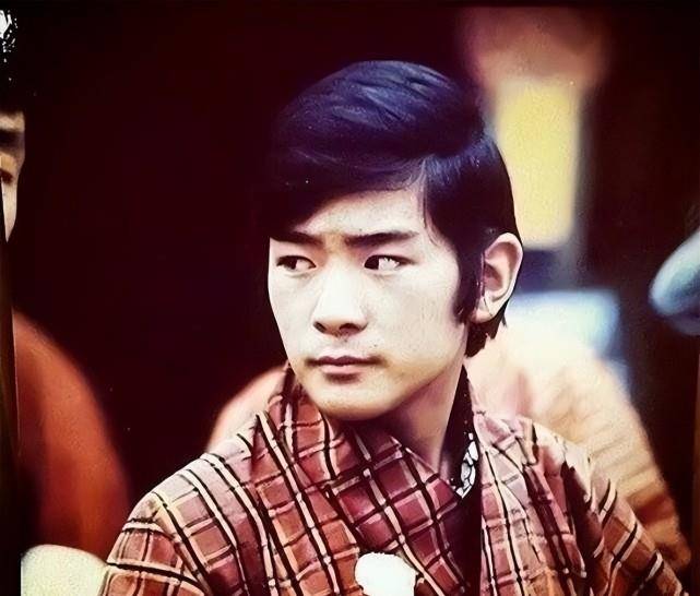 不丹老国王好幸福:17岁继位,娶4姐妹为妻,51岁退位享天伦之乐_辛格