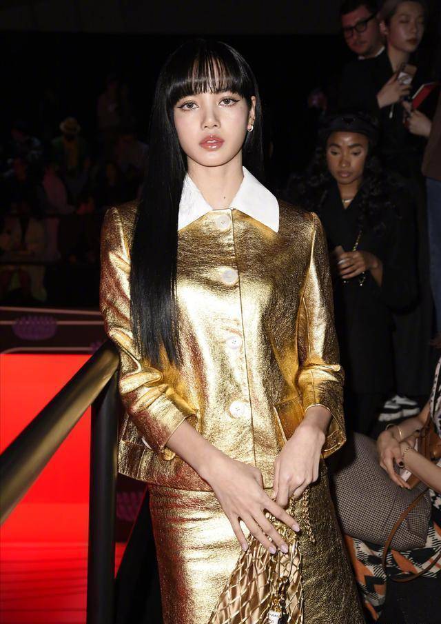 lisa看秀上身金色套装,身材好私服也好看,无愧人间芭比_时尚_选择了