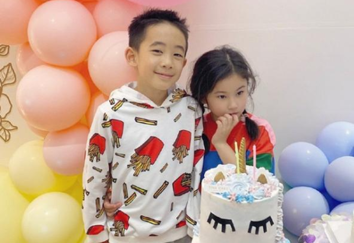 郑希怡晒女儿生日现场照,jasper被浸浸搂着,插兜耍酷难掩开心_母亲