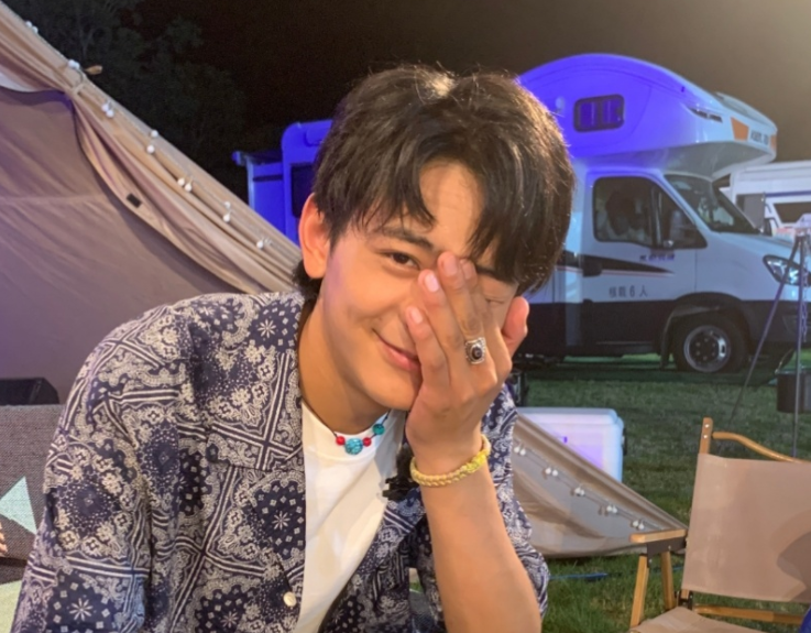 宁静公开晒丁真合照,霸气回应"擦脸"争议:还有谁想要擦脸?