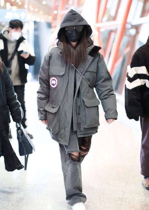 谢可寅现身机场,棉服大衣配破洞裤,"上冬下夏"贼时髦_look_时尚_黑色