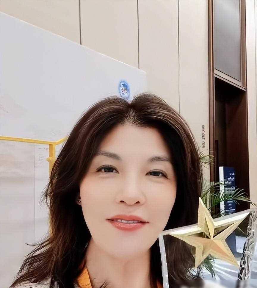 奥运冠军庄泳:移居新加坡,跟队友前男友结婚,如今家庭生赢家_游泳