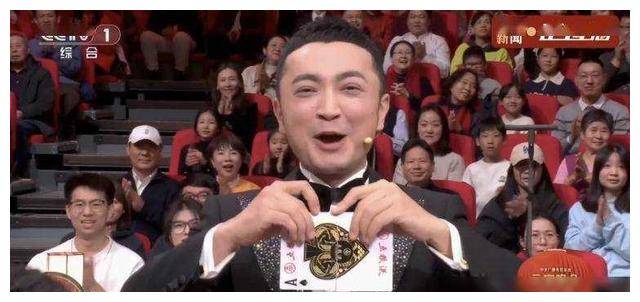 "看着尼格买提躲在刘谦身后的尴尬表情,不禁让人忍俊不禁.