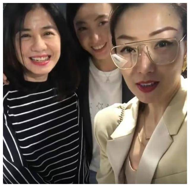 甘比晒与郑秀文钟楚红合照,闺蜜三人温馨卖萌,感受友谊之美.