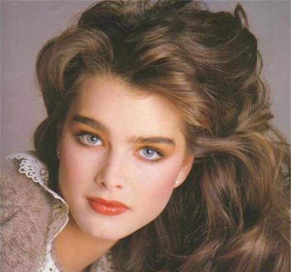 波姬小丝的童年事实上并不快乐,她的母亲泰丽将自己的期望全都压在