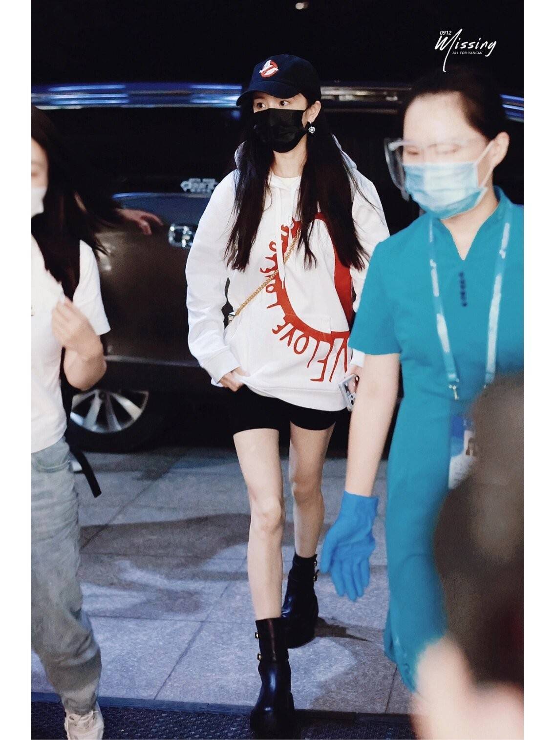 杨幂又带火了一种新穿法:"上面捡破烂,下面白富美",时髦洋气_时尚