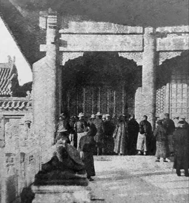 冯玉祥将溥仪驱逐出宫照片:载沣劝说时被下逐客令,太监集会抗议