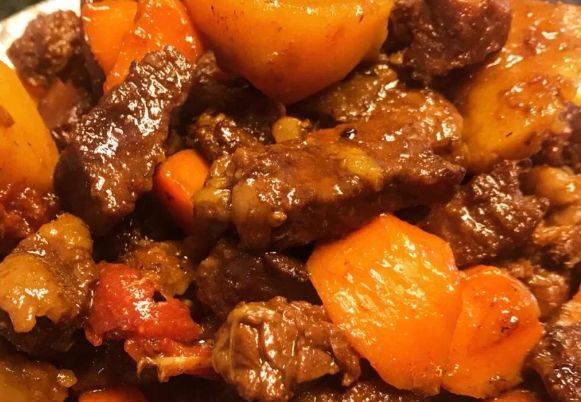 胡萝卜炖牛肉,口感醇香,回味无穷