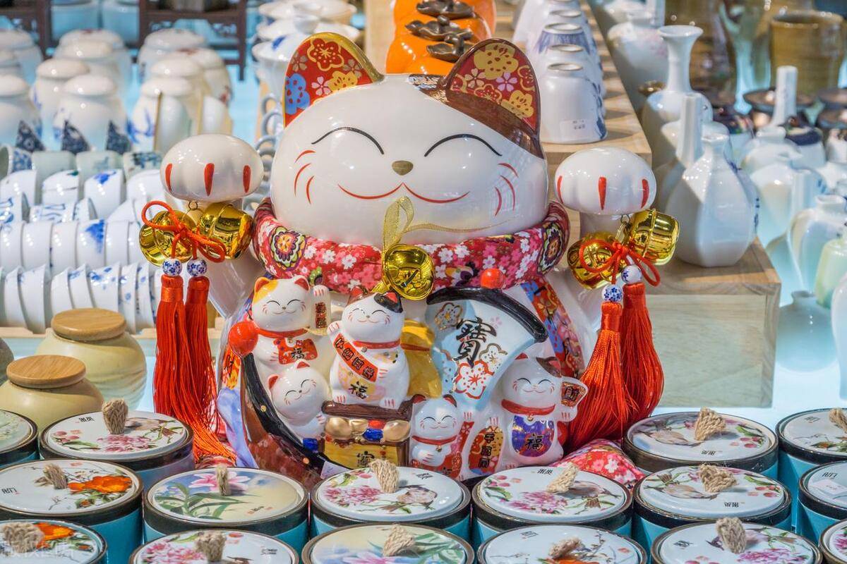 招财童子的祭拜是这一天的另一项重要习俗.