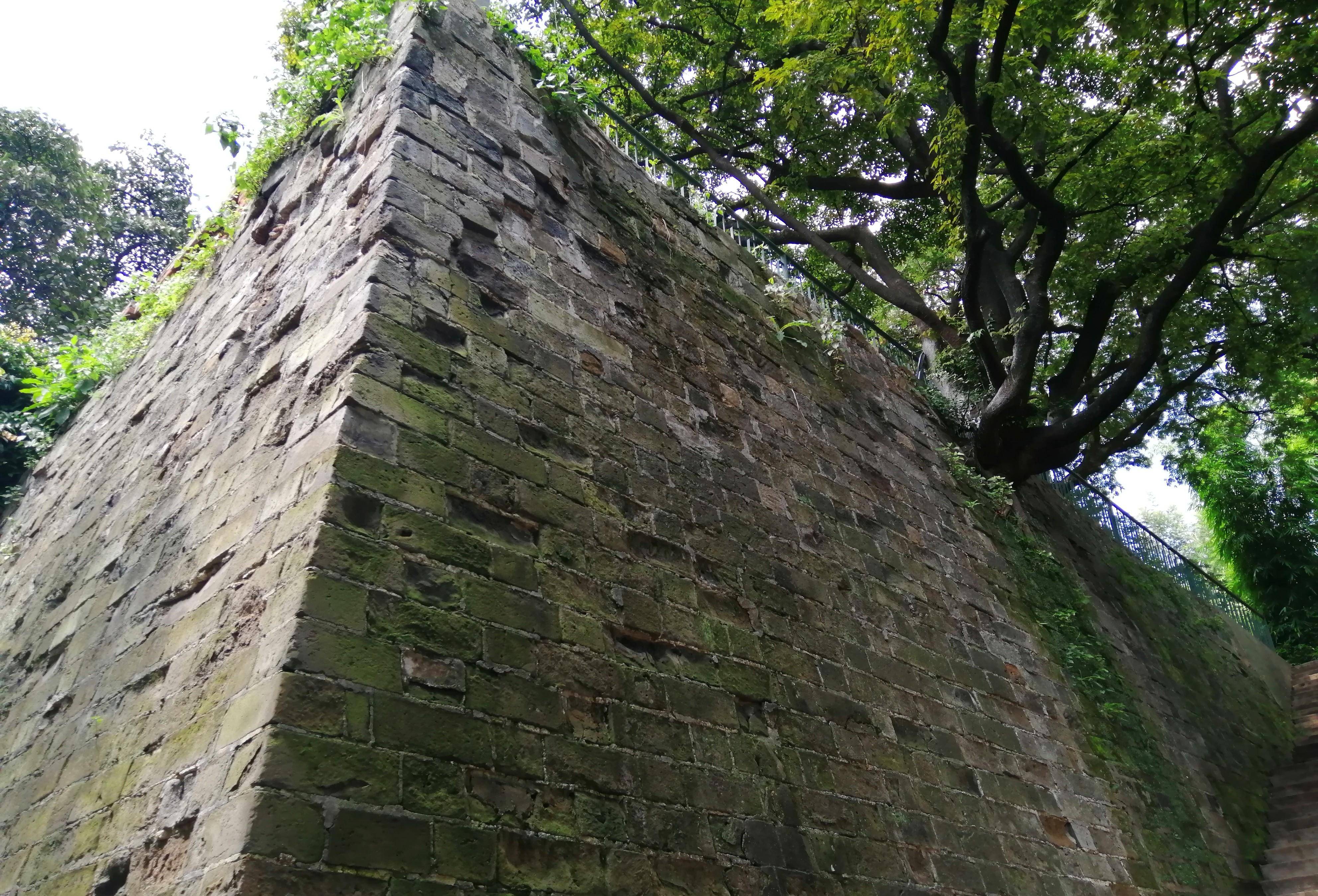 不用羡慕别人家,因为昆明城里也有一段明朝古城墙_沐英_云南_公园