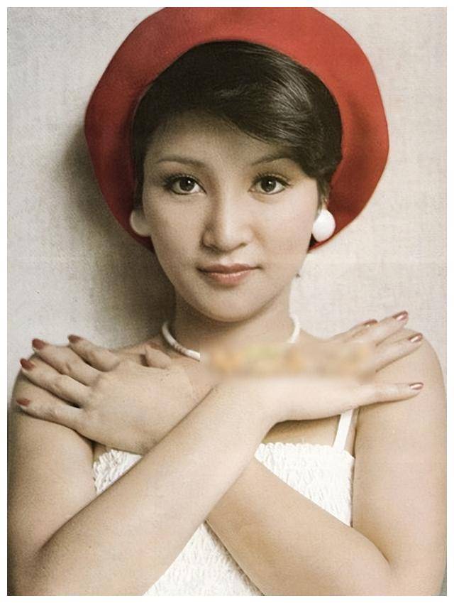 20岁嫩模与69岁谢贤相恋,12年后获2000万分手费,如今过得怎样?