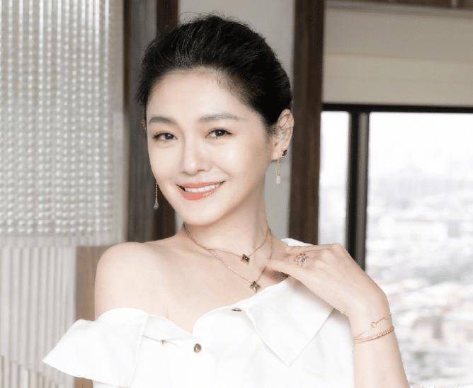 大s生图曝光,身穿宽松长裙气质佳,成功漂亮后却瘦出法令纹?