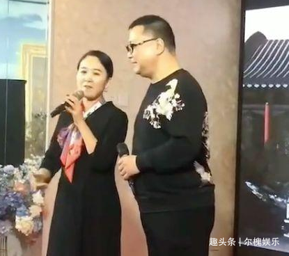 尹相杰携小16岁老婆外出聚餐,细心照顾给老婆夹菜,大秀恩爱_男子_郭永