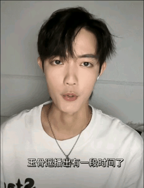 明星与替身之间惊人相似,超越现实的复制能力,让人难以置信.
