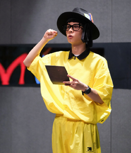 陈小春用扇子"猛打"gai,网友表示解气,曾对陈小春无礼遭吐槽_哥哥