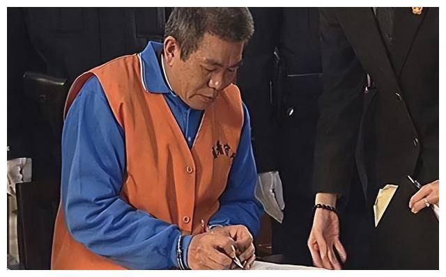 曼谷警方拘留陈炳锡,潜逃途中拜佛被抓,终落网_生活_刘招华_故事