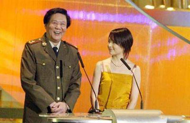 古月:一婚丧妻,二婚离异,三婚带3娃娶了二婚的宋庆龄特型演员_张燕