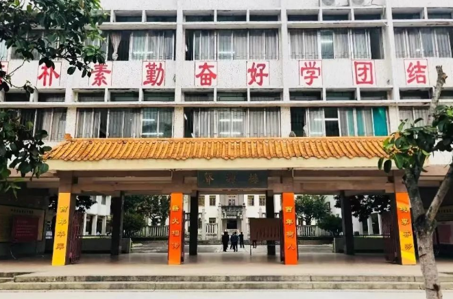 在惠来县第一中学,有一栋标志性建筑——声源楼,这栋可容纳两千多名
