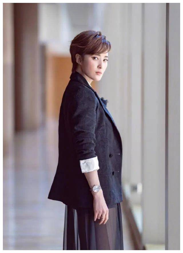 48岁蒋勤勤携老公亮相,带火新穿法:上身开会,下身夜店.