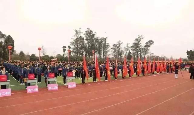 都江堰领川新高三学子豪迈: "清华北大等着我!"_年级_成绩_家长