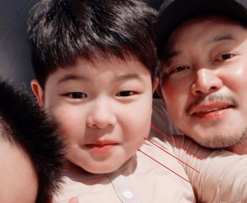 沙溢晒安吉小鱼儿近照,两兄弟面对镜头搞怪,但安吉身材被热议!