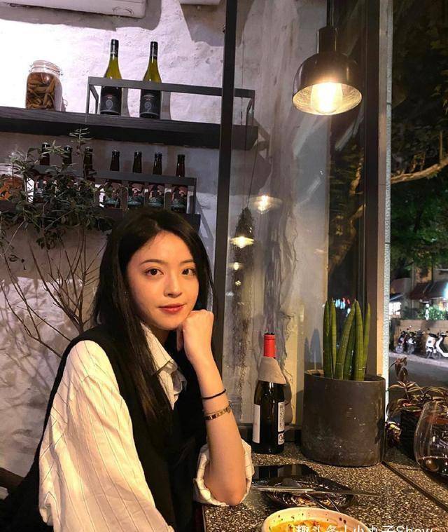 千金王文也cos美人鱼,紧身鱼尾裙秀身材,头戴皇冠气质好_黑色_照片