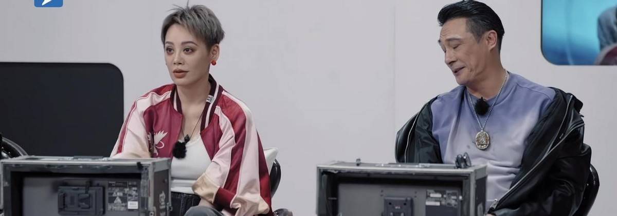 关键是宁静看的两眼放光,恨不得立马就把第一张红牌发给何洛洛,吴镇宇