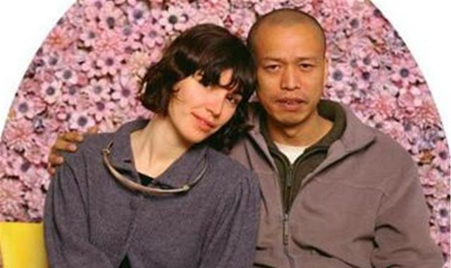 "艺术家"何云昌,取出一根肋骨做成项链,给心爱的5个女人戴上_行为