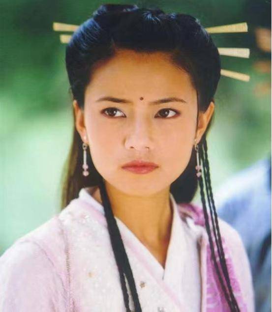 高圆圆吃火锅,热情与店员合照,被赞礼貌又亲切魅力十