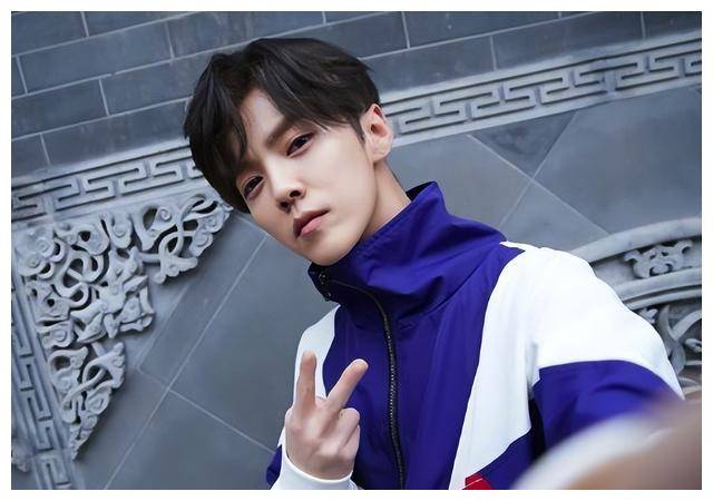 鹿晗在贵州踢村超,进球模仿c罗,男人味爆棚,引女粉尖叫疯狂!