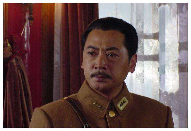 演员刘劲,娶初恋为妻,婚后有一女,却结婚后沉默寡言.