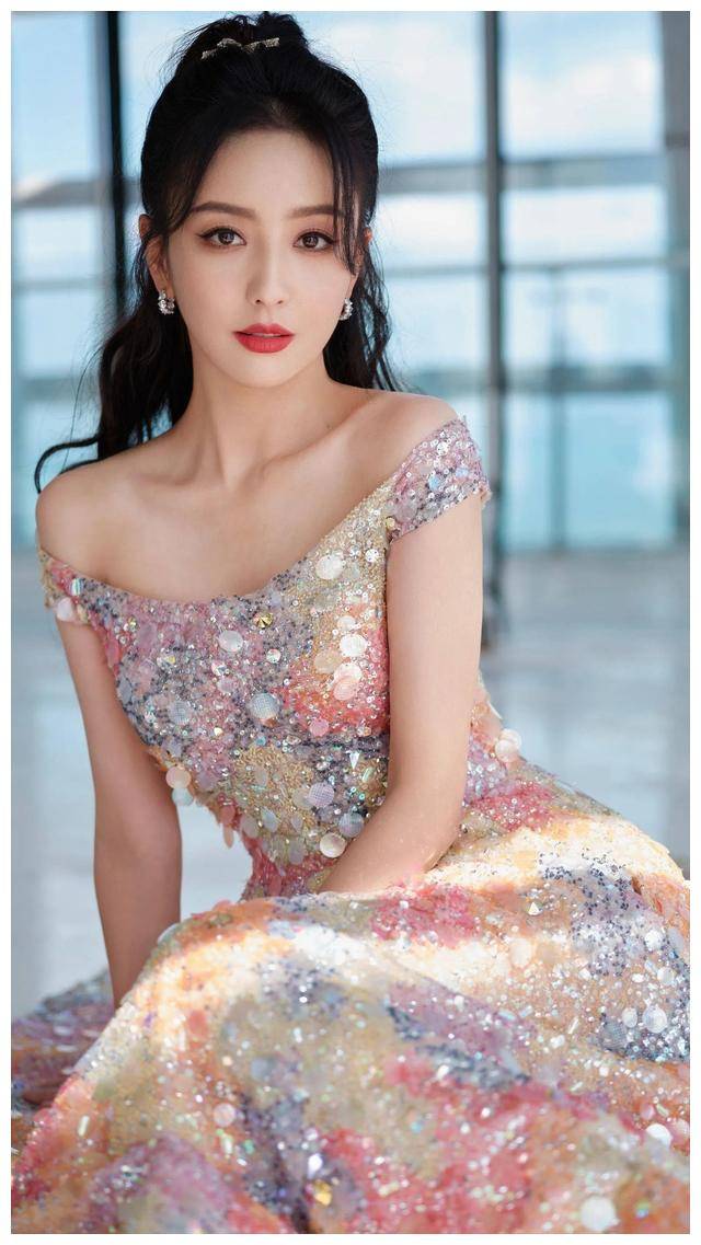 佟丽娅逆袭:梦想与坚持的火花,绽放何等光彩!_成为了_故事_挑战