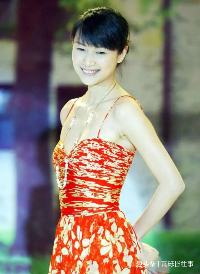 徐静蕾工作照被翻出,穿吊带裙扎丸子头,笑容满面略显开心_照片_娱乐