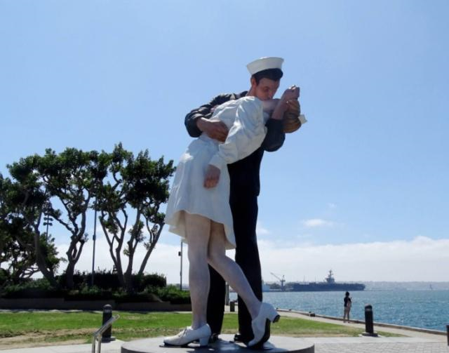 "胜利之吻"女主:当时是被强吻的,男主:我当时喝多了_照片_弗里德曼