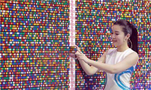 当嘉宾完成了动作后,郑才千就要从这5000个魔方里找出,到底是哪个色块