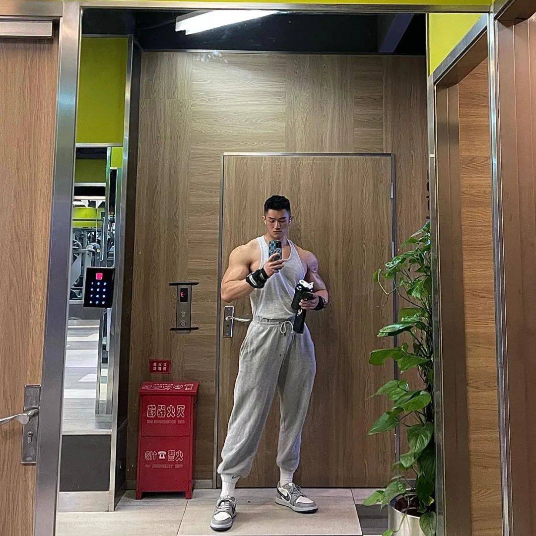 倒三角的界定还是没有那么严格,只需要上身胸部以上背的肌肉较宽,腹部