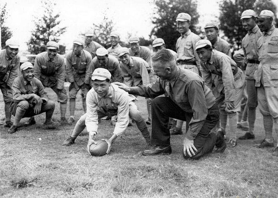 01,1944年10月15日,云南,美军正教国军如何玩"美式橄榄球",后来橄榄球