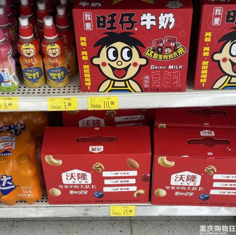 现在看到也会很很心动,10块一箱旺仔牛奶,1块2的乐事大包装薯片……只